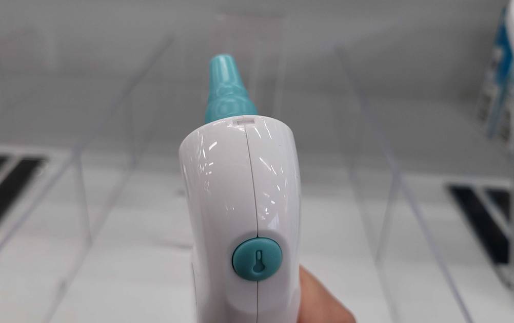 Getestet: Ein Ohrthermometer von schräg oben mit Bedienelement.