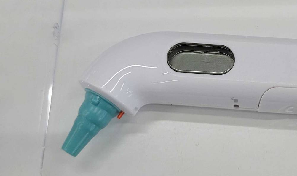Ohrthermometer im Test: Nahaufnahme des Displays auf der Seite des Gerätes.