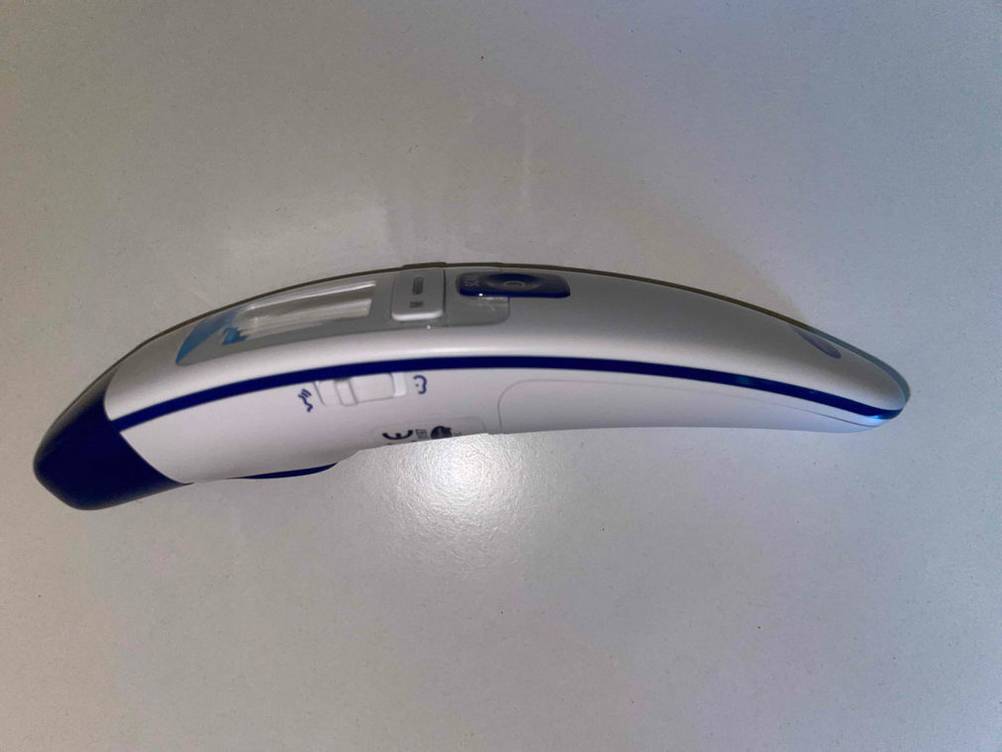 Ein weißes Ohrthermometer auf der Seite liegend.