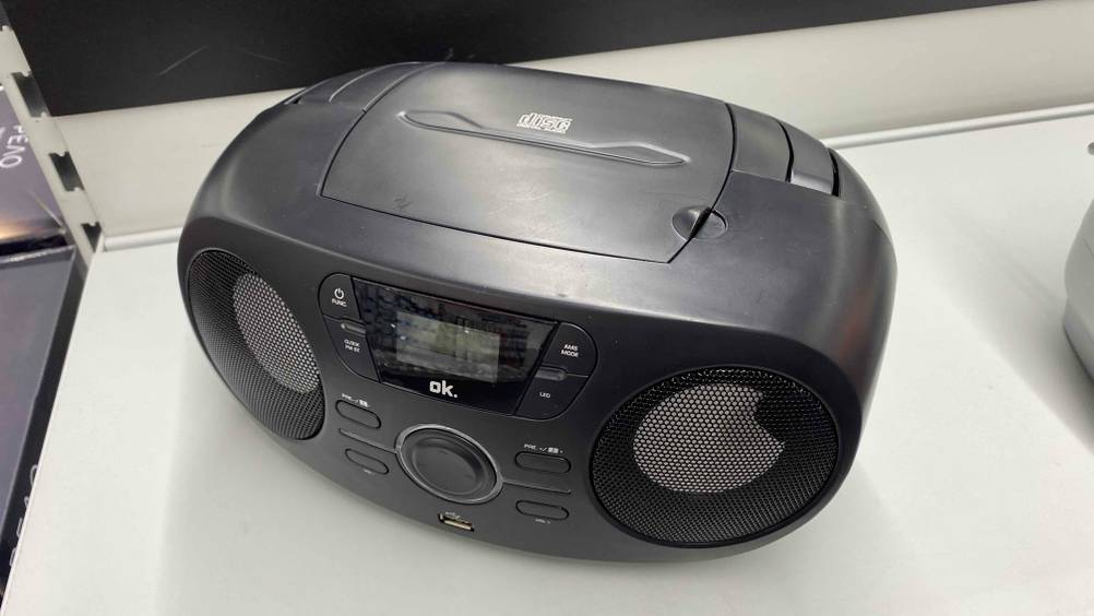 Im Test: Ein CD-Radio von oben mit CD-Fach auf einem weißen Untergrund stehend.