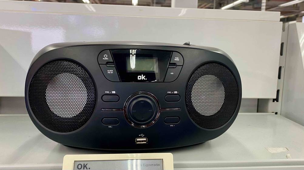 CD-Radio-Test: Ein Gerät von vorne mit allen Bedienelementen auf einem weißen Regalbrett.