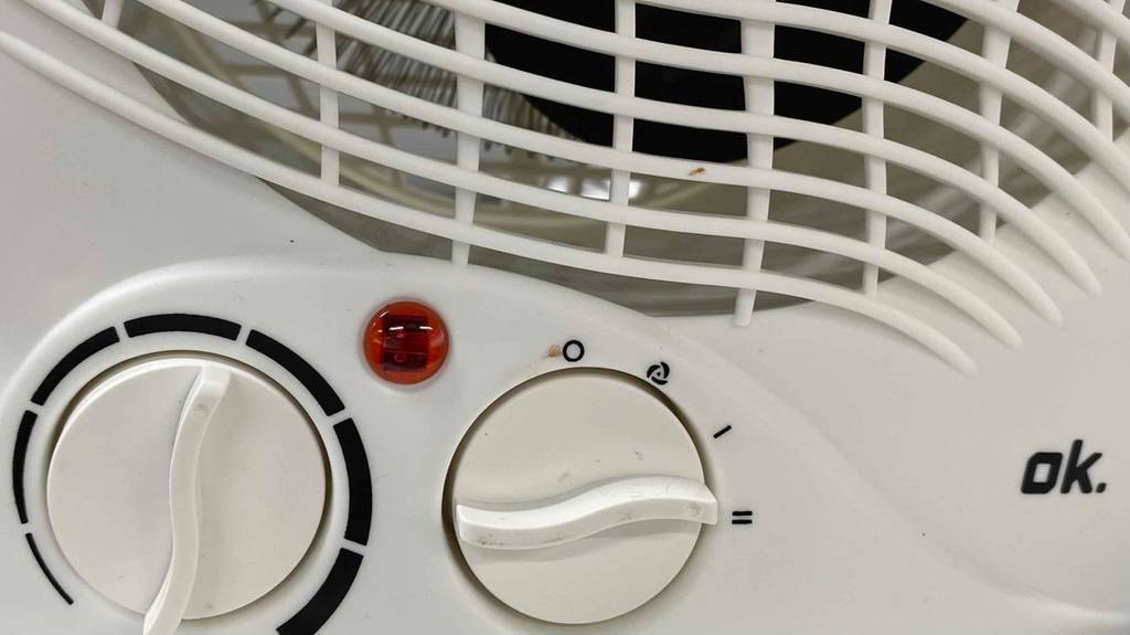 Im Test: die Einstellungsmöglichkeiten für Temperatur und Geschwindigkeit eines Heizlüfters für das Bad.