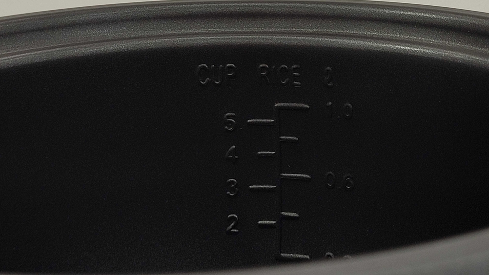 Im Test: Detailaufnahme der Messtabelle im Inneren eines Reiskochers.