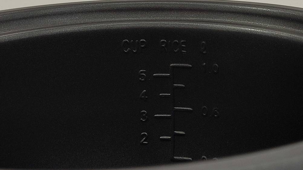 Im Test: Detailaufnahme der Messtabelle im Inneren eines Reiskochers.