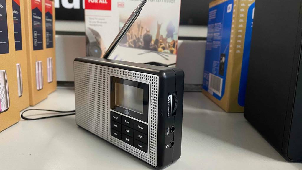 Ein getestetes OK Taschenradio steht schräg in einem Regal.