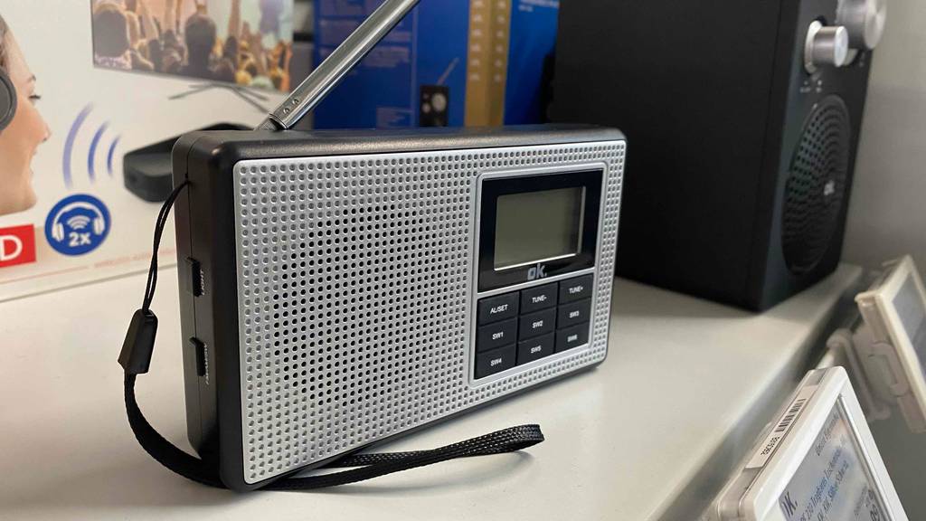 An einem getesteten Taschenradio ist ein Tragegurt für das Handgelenk angebracht.