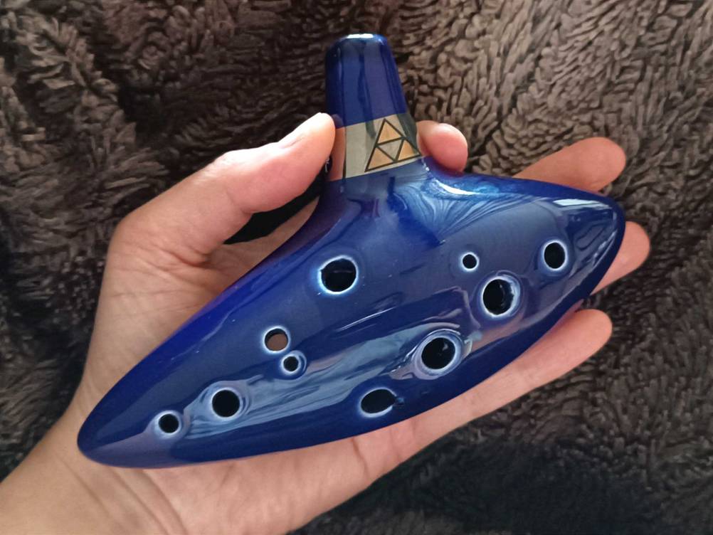 blaue Okarina in Hand