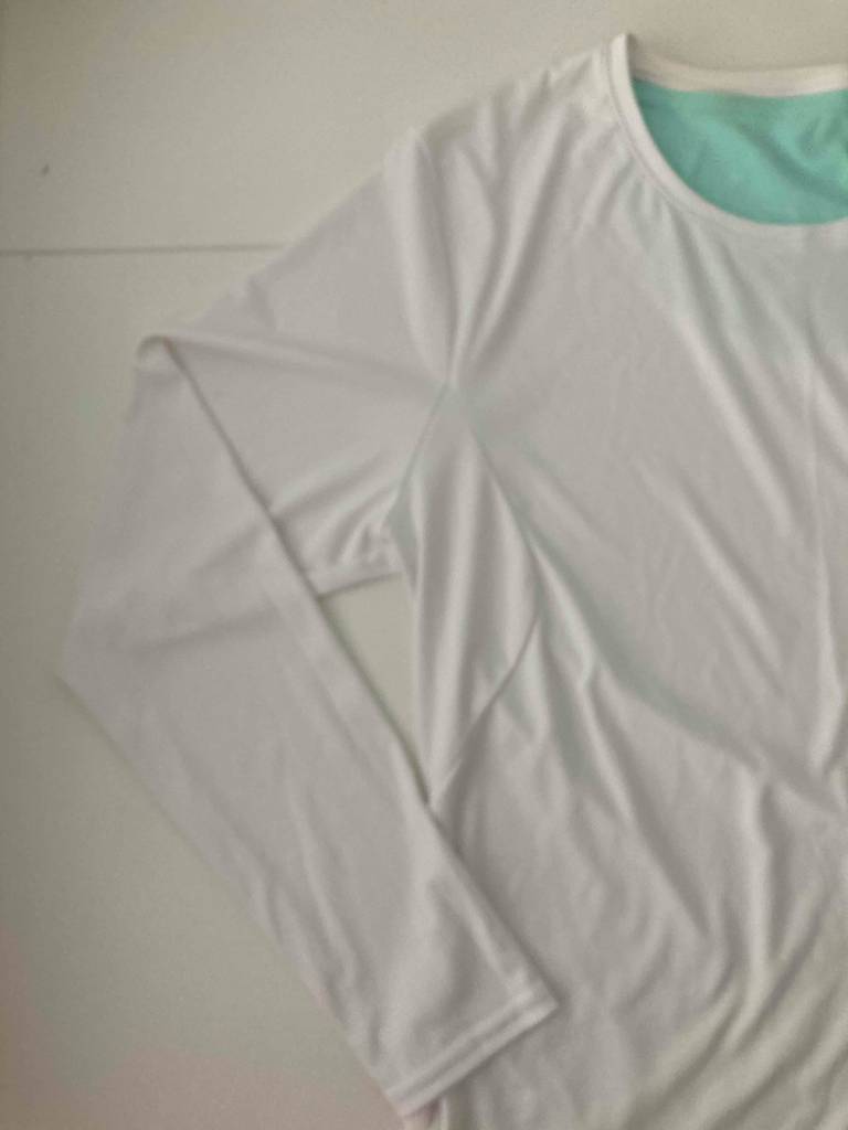 Blick auf den Ärmel eines UV-Shirts für Damen im Test.
