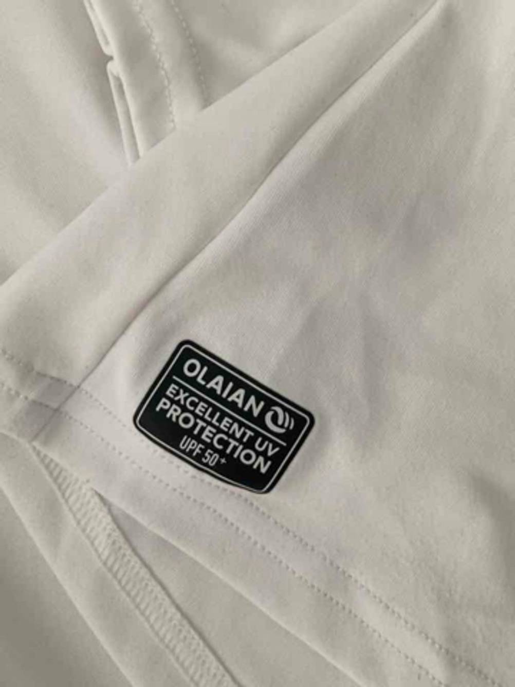 UV-Shirt für Damen im Test: Über dem unteren Bund ist das Markenetikett aufgenäht.