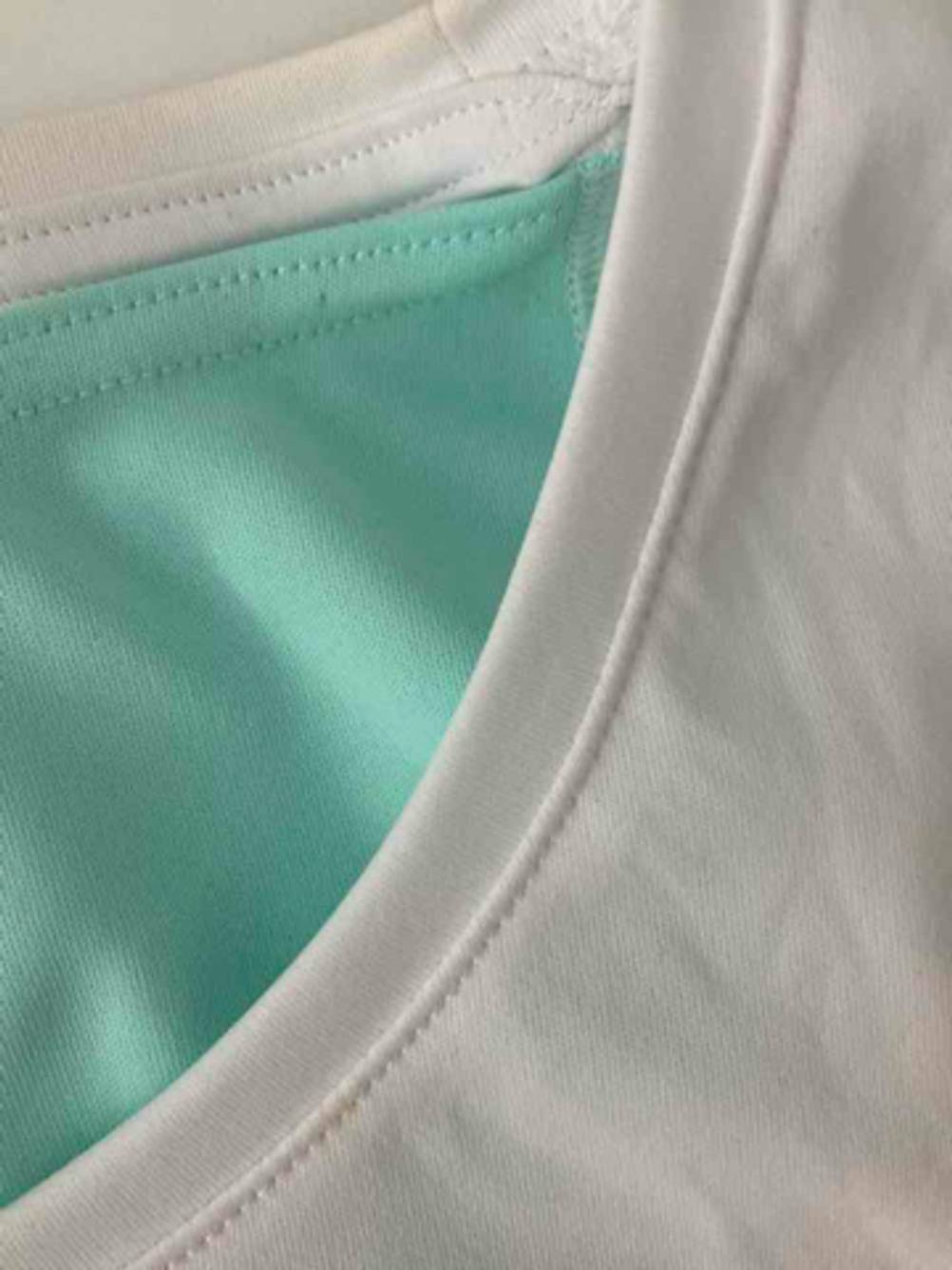 Detailansicht des Kragens eines getesteten UV-Shirts für Damen.