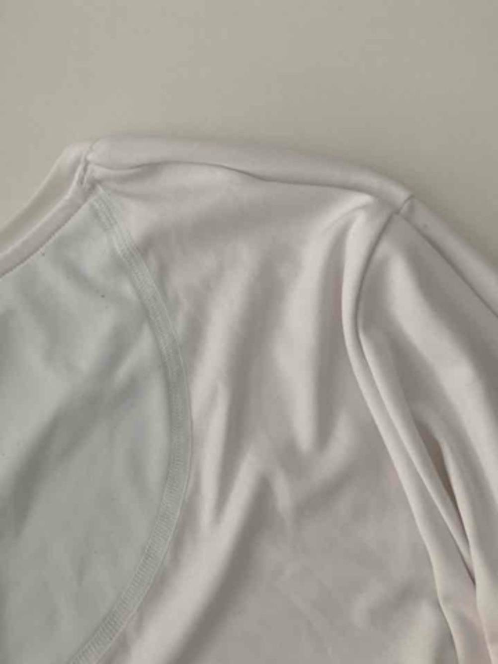 UV-Shirt für Damen im Test: Blick auf die Nahtverarbeitung.