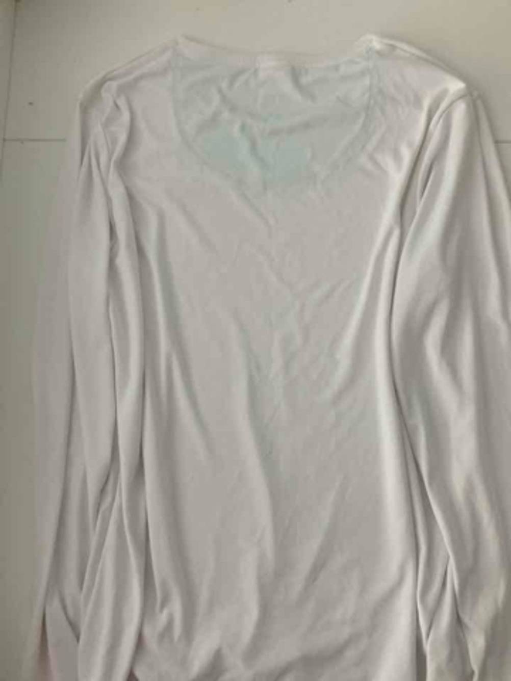 Im Test: Blick von oben auf die Rückseite eines UV-Shirts für Damen.