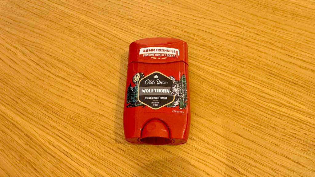 Im Test: Eine Tube Old-Spice-Deo liegt auf einer Holzfläche.