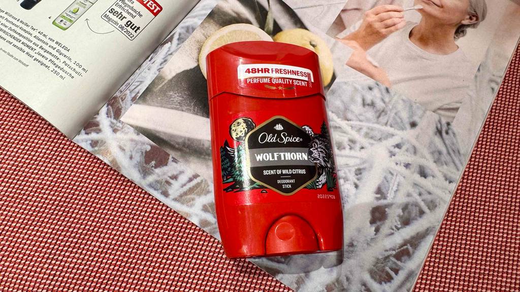 Eine Tube Old-Spice-Deo liegt zum testen auf einer aufgeschlagenen Zeitschrift.