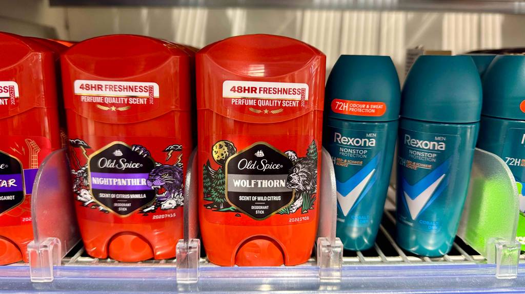 Old-Spice-Deo im Test: Mehrere Behälter verschiedener Sorten stehen neben anderen Marken in einem Regal.