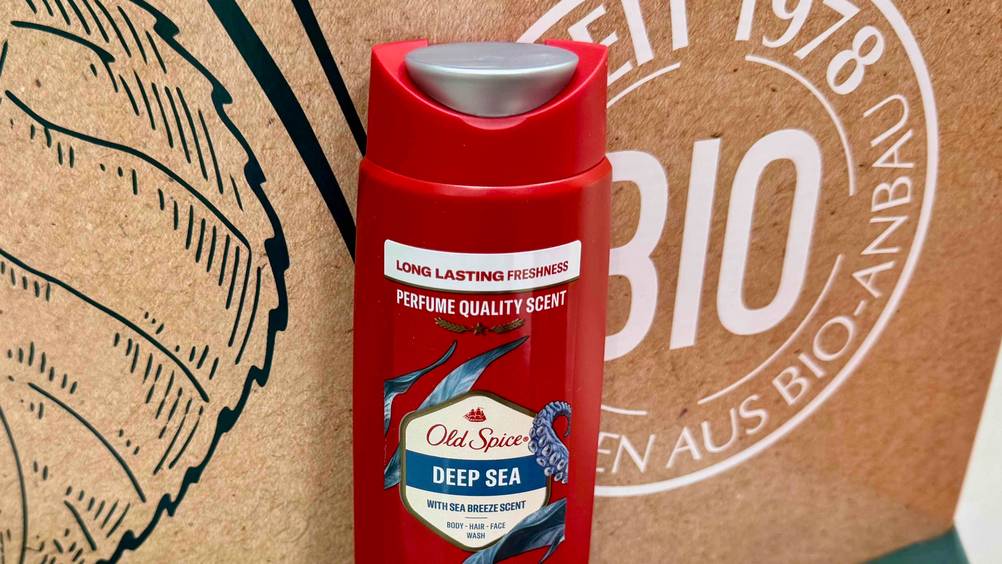 Old-Spice-Duschgel im Test: Nahaufnahme des Verschlusses und es Logos auf der Flasche.