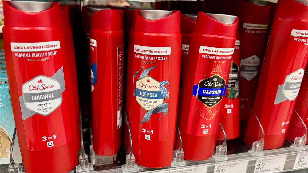 Old-Spice-Duschgel getestet: Mehrere Flaschen in einem Verkaufsregal.