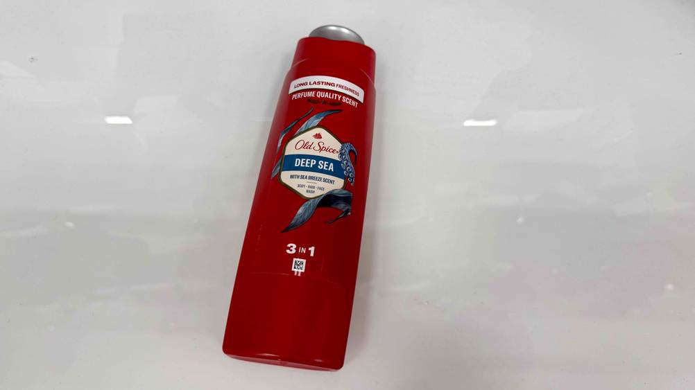 Auf einer hellen Fläche liegt eine Flasche des Old-Spice-Duschgel im Test.