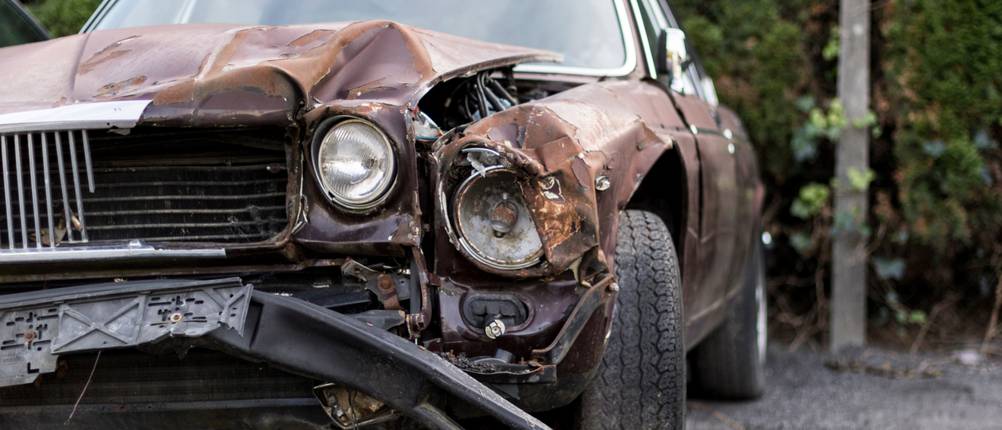 Getestet wurden verschiedene Oldtimer-Versicherungen: Auto mit Frontschaden.