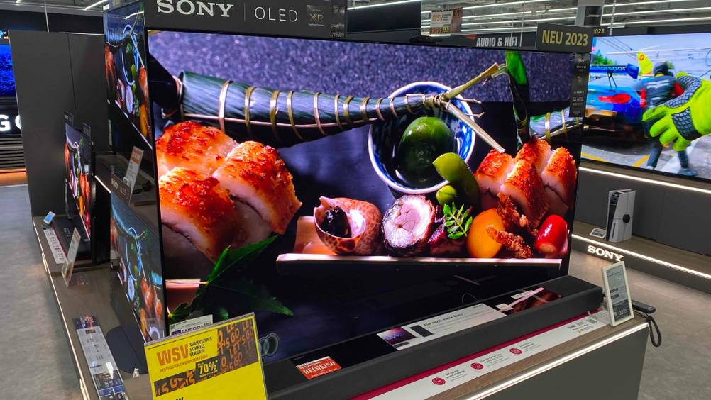 Ein getesteter OLED 65 Zoll in einer Ausstellungfläche mit Preisangabe und Informationen.
