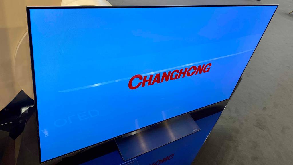 Display von einem getesteten 65-Zoll großen Fernsehen der Marke Oled.