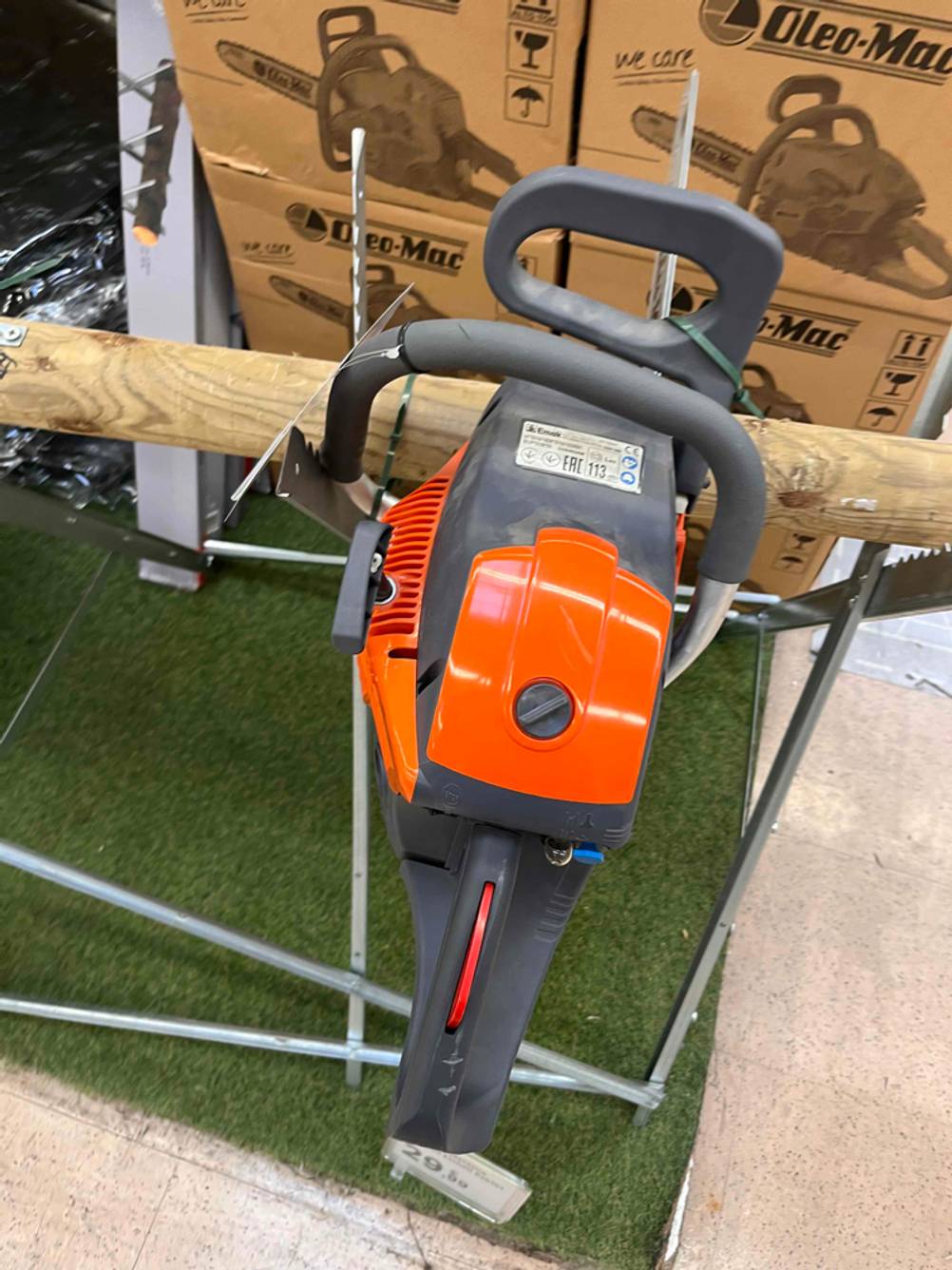 Im Test: Kettensäge von Oleo Mac von hinten betrachtet steht auf Verkaufsfläche.