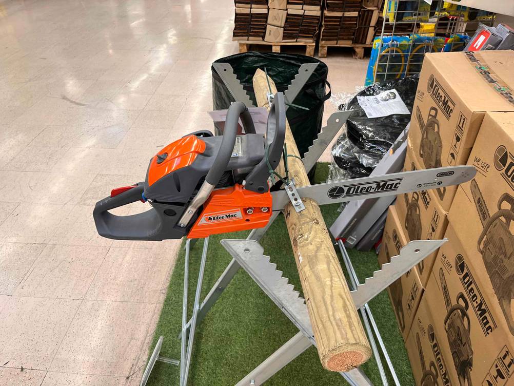 Im Test: Kettensäge von Oleo Mac von der Seite betrachtet steht auf Verkaufsfläche.