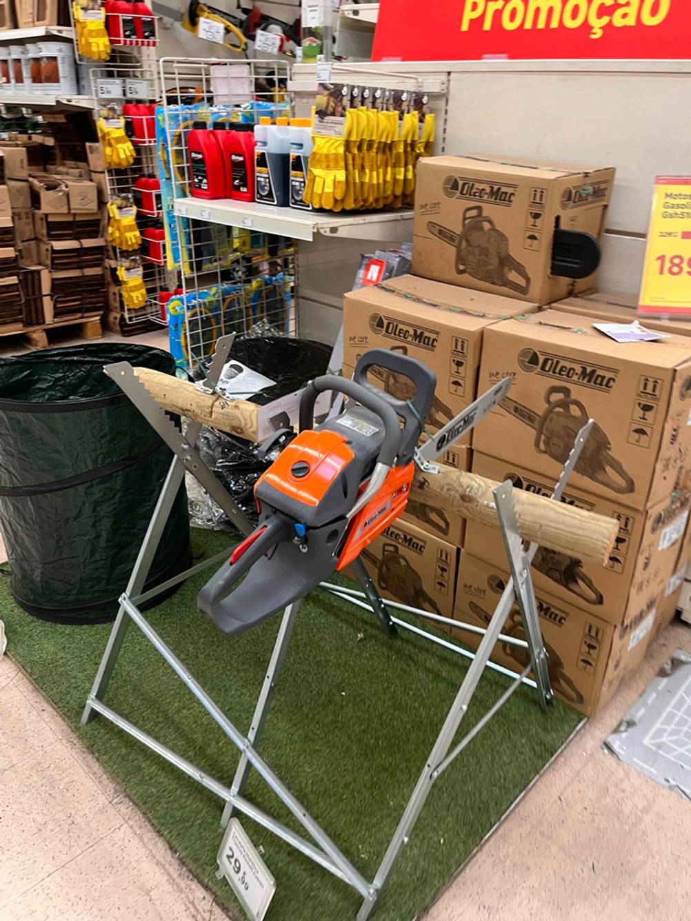 Im Test: Kettensäge von Oleo Mac steht auf Verkaufsfläche.