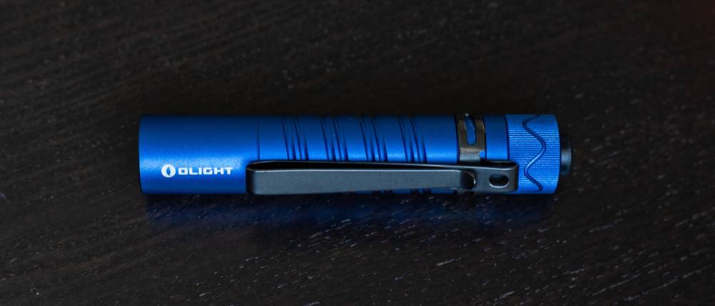 Olight-Taschenlampe-Test: Eine blaue Taschenlampe von Olight. 