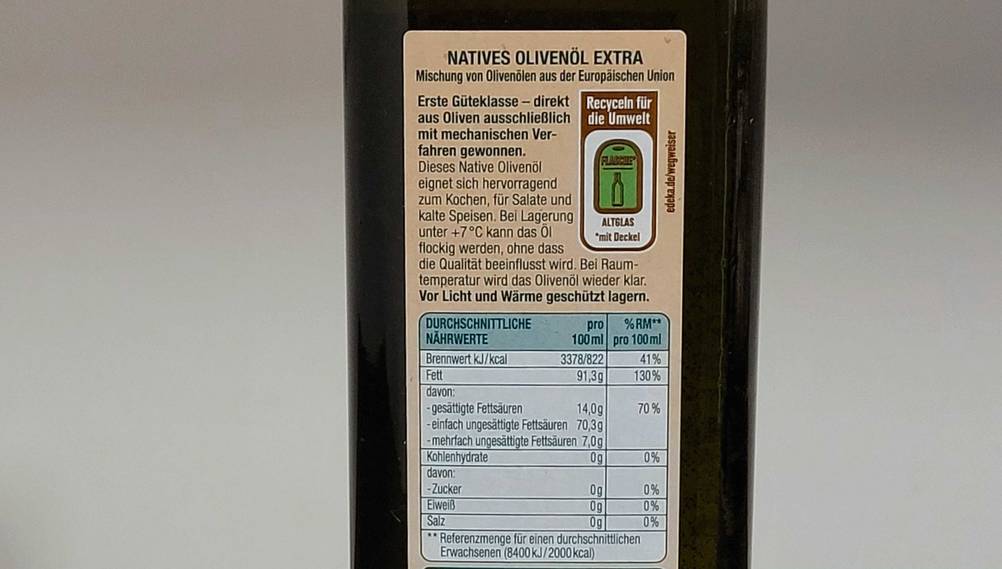 Im Test: Nahaufnahme der Rückseite einer Flasche Olivenöl mit den Nährwertangaben.