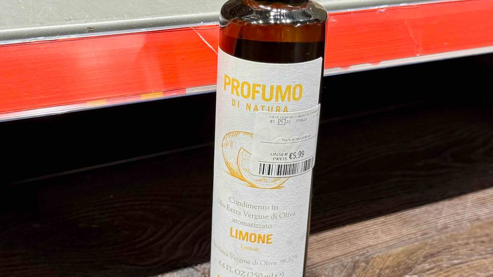 Olivenöl mit Zitrone im Test: Nahaufnahme des Labels auf der Flasche.