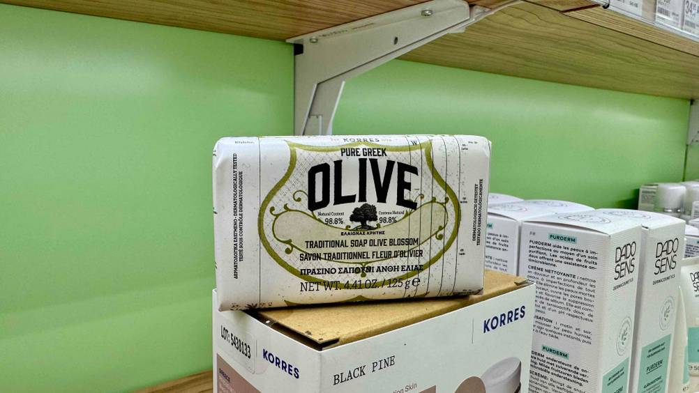 Getestet: Eine verpackte Seife afu einem Karton auf einem Regal.