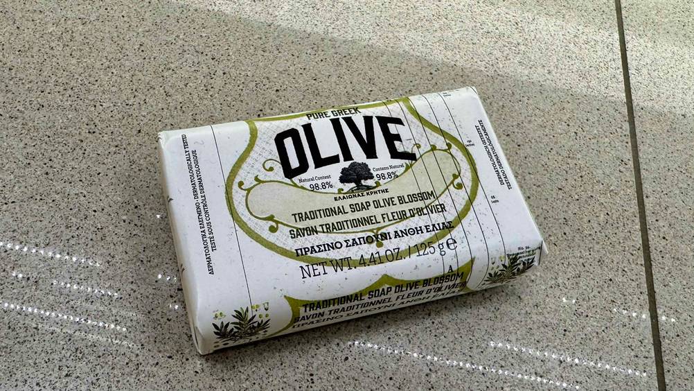 Olivenölseife im Test: Eine Seife, verpackt auf einem Fließenboden.