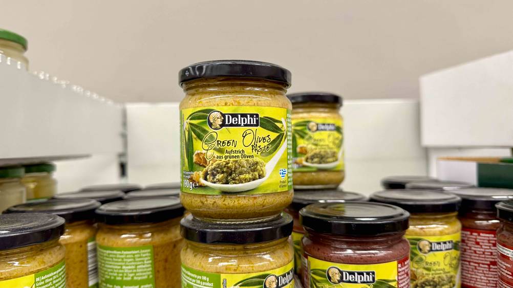 Mehrere Gläser der Olivenpaste im Test in einem Verkaufsregal.