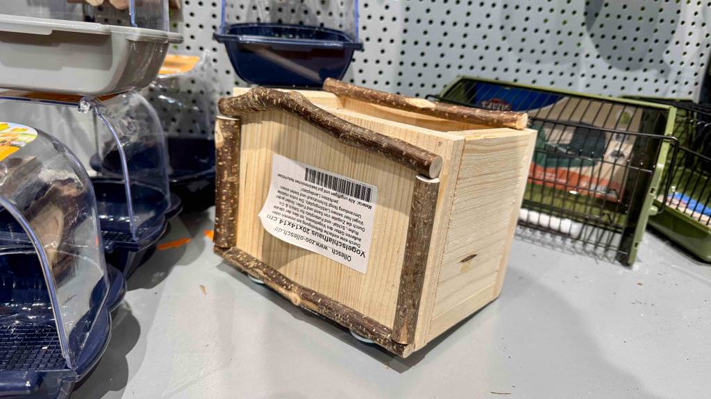 Rückseite eines getesteten Vogelhauses aus Holz.