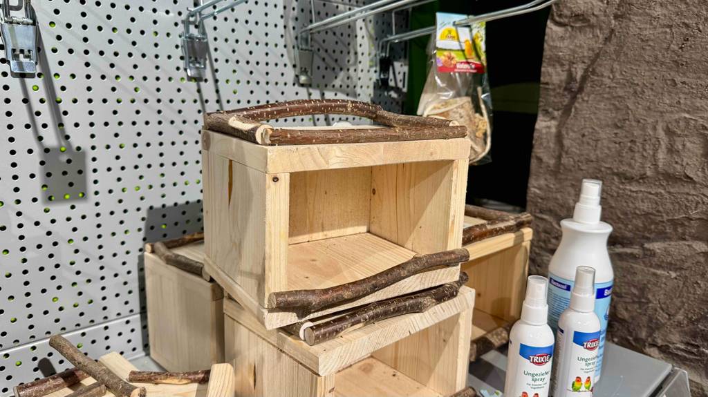 Vogelhaus aus Holz im Test: Mehrere Vogelhäuser stehen über- und nebeneinander.