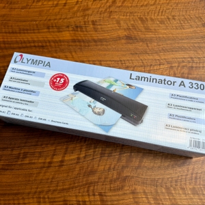 Der Karton vom Olympia A 330 steht auf einem Tisch