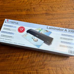 Der Karton vom Olympia A 330 steht auf einem Tisch