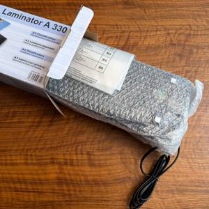 Das Olympia A 330 wurde halb aus dem Karton gezogen