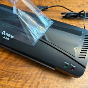 Eine Folie wird vom Olympia A 330 abgezogen