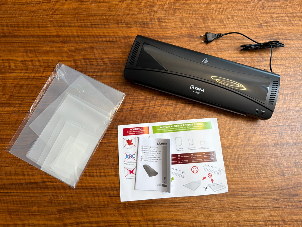 Der Lieferumfang vom Olympia A 330 liegt auf einem Tisch