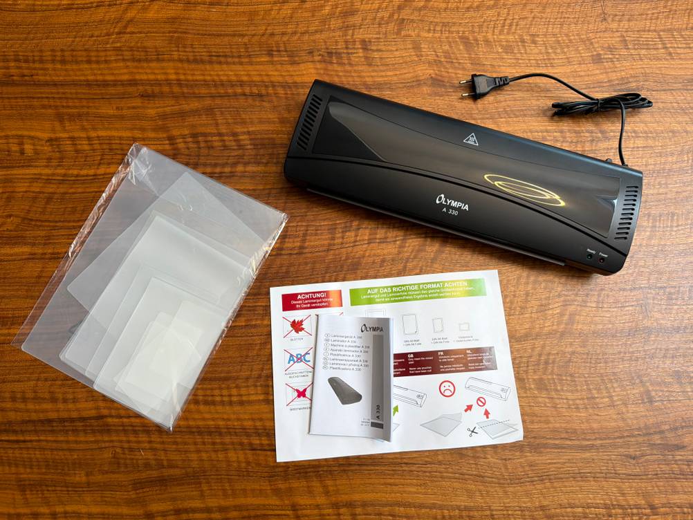 Der Lieferumfang vom Olympia A 330 liegt auf einem Tisch
