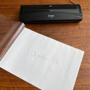 Ein Blatt liegt in einer Folie vom Olympia A 330