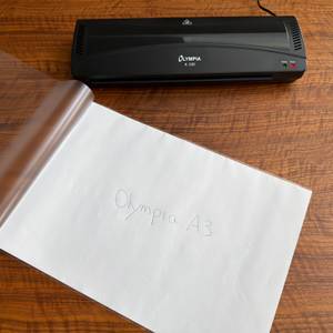 Ein Blatt liegt in einer Folie vom Olympia A 330