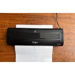 Ein Blatt wird mit dem Olympia A 330 laminiert