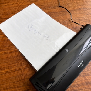 Ein Blatt liegt nach dem Laminieren am Olympia A 330