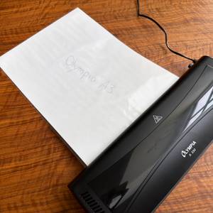 Ein Blatt liegt nach dem Laminieren am Olympia A 330