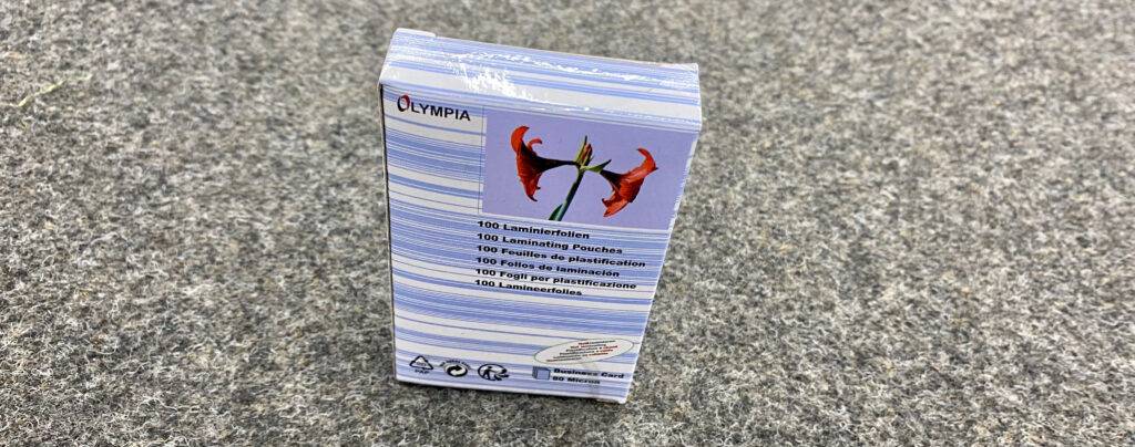 Ansicht von oben auf eine Verpackung mit 100 Stück Laminierfolien im Test.