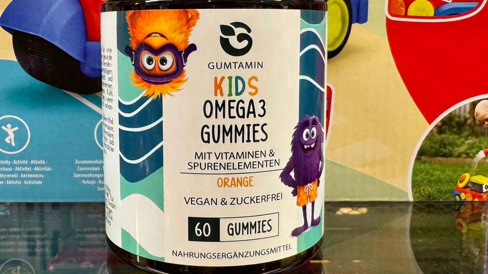 Omega-3 für Kinder im Test: Nahaufnahme des Labels mit Logo und Artikelbezeichnung.