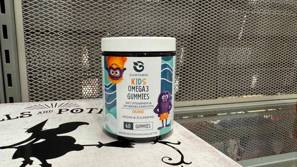 Das getestete Omega-3 für Kinder auf einem Regal stehend.